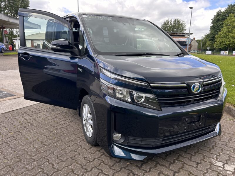 TOYOTA VOXY MPV 7 seats hybrid euro6 with many extra option 1.8 automatic