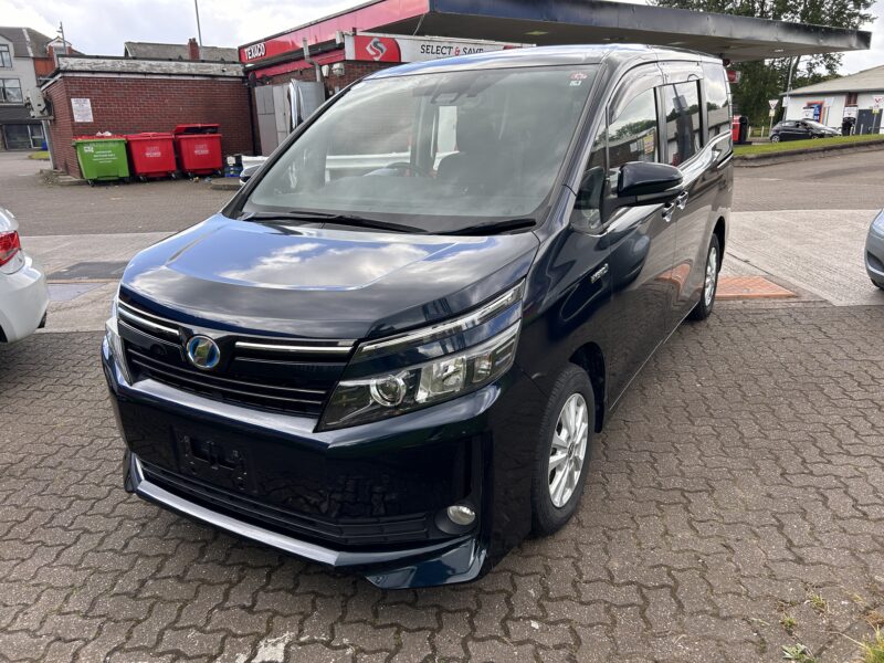 TOYOTA VOXY MPV 7 seats hybrid euro6 with many extra option 1.8 automatic