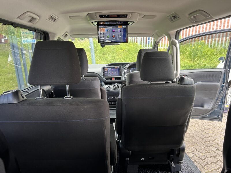 TOYOTA VOXY MPV 7 seats hybrid euro6 with many extra option 1.8 automatic