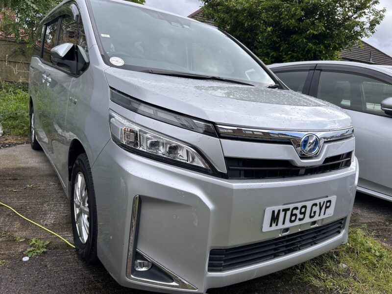 TOYOTA VOXY 2019 1.8 hybrid electric petrol 7 seats ulez free euro6