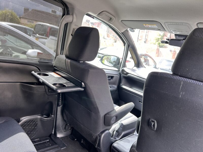 TOYOTA VOXY 2019 1.8 hybrid electric petrol 7 seats ulez free euro6