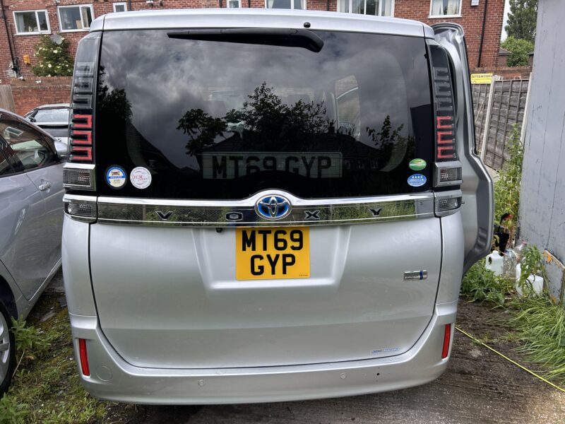 TOYOTA VOXY 2019 1.8 hybrid electric petrol 7 seats ulez free euro6