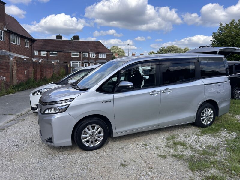 Toyota VOXY 2020 HYBRID ELECTRIC 1800cc same Prius engine ulez free euro 6 7 seats automatic