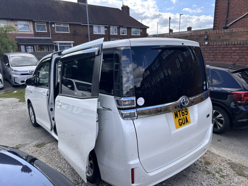 TOYOTA VOXY 2019 November hybrid petrol automatic euro6 ulez free like new