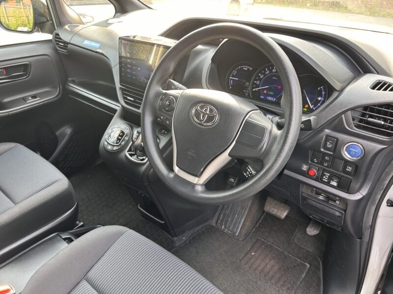 TOYOTA VOXY 2018 hybrid 7 seats MPV ULEZ FREE