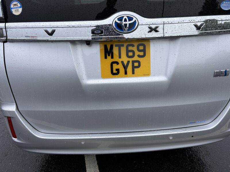 Toyota voxy hybrid 1.8 7 seats MPV 2019 silver