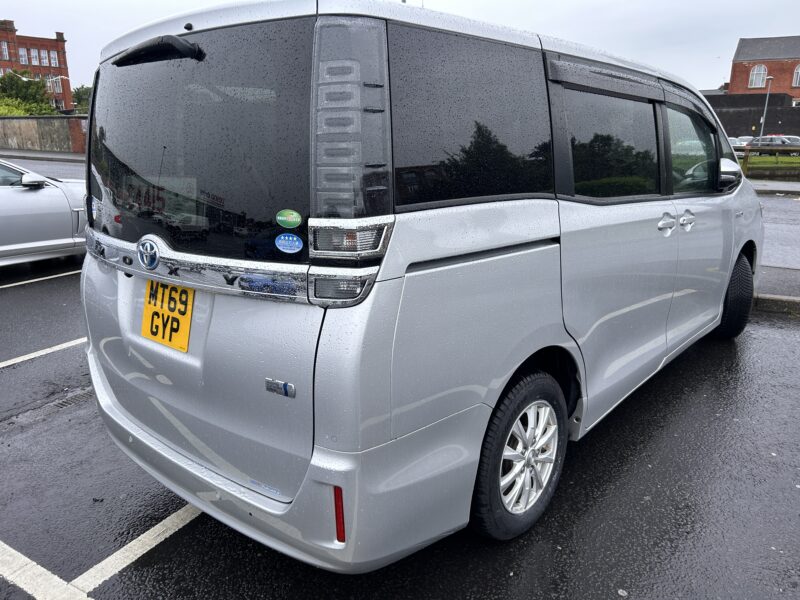 Toyota voxy hybrid 1.8 7 seats MPV 2019 silver