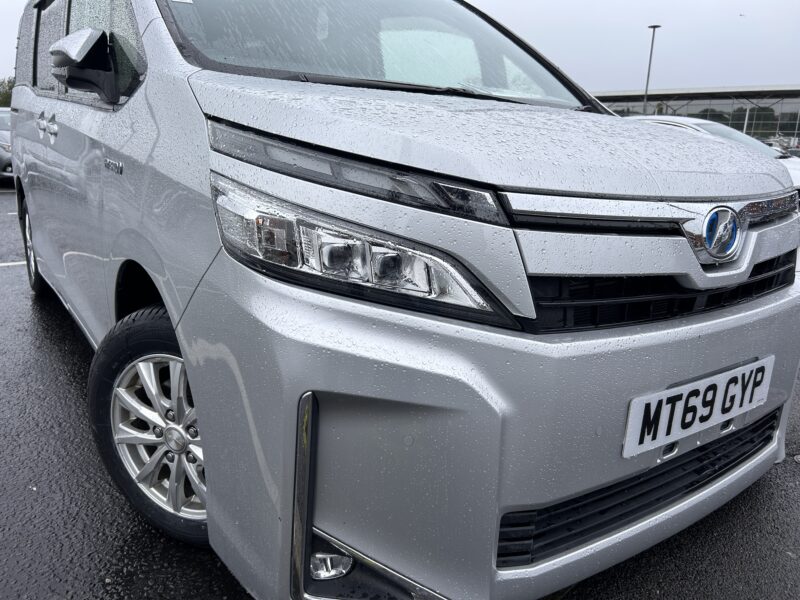 Toyota voxy hybrid 1.8 7 seats MPV 2019 silver