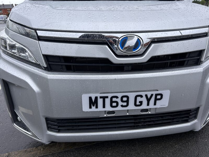 Toyota voxy hybrid 1.8 7 seats MPV 2019 silver