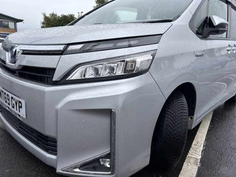 Toyota voxy hybrid 1.8 7 seats MPV 2019 silver