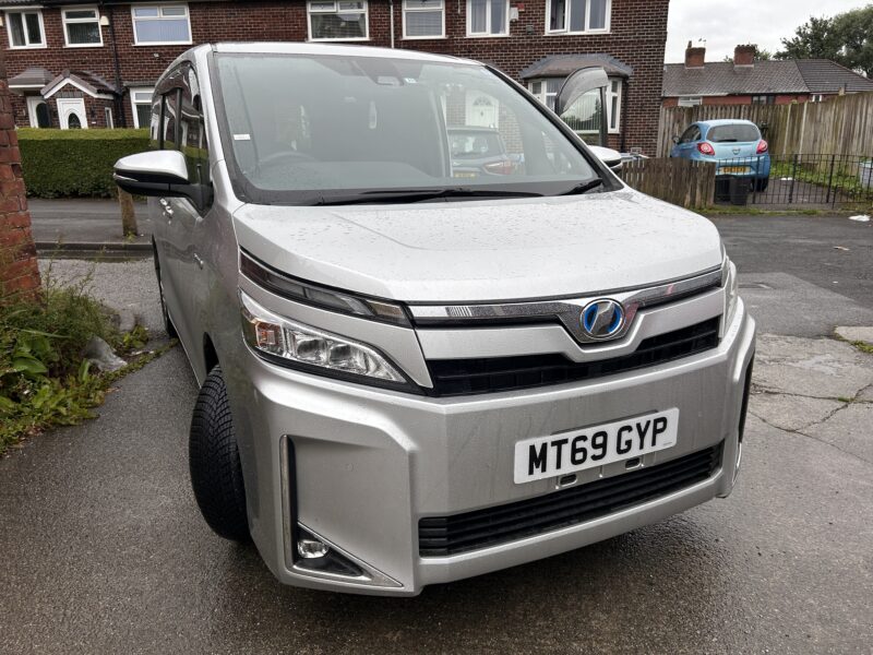 Toyota voxy hybrid 1.8 7 seats MPV 2019 silver