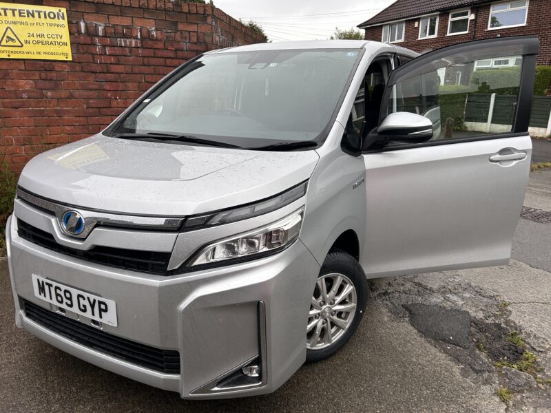 Toyota voxy hybrid 1.8 7 seats MPV 2019 silver