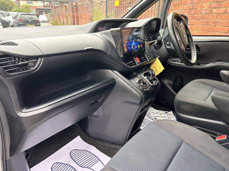 Toyota voxy hybrid 1.8 7 seats MPV 2019 silver