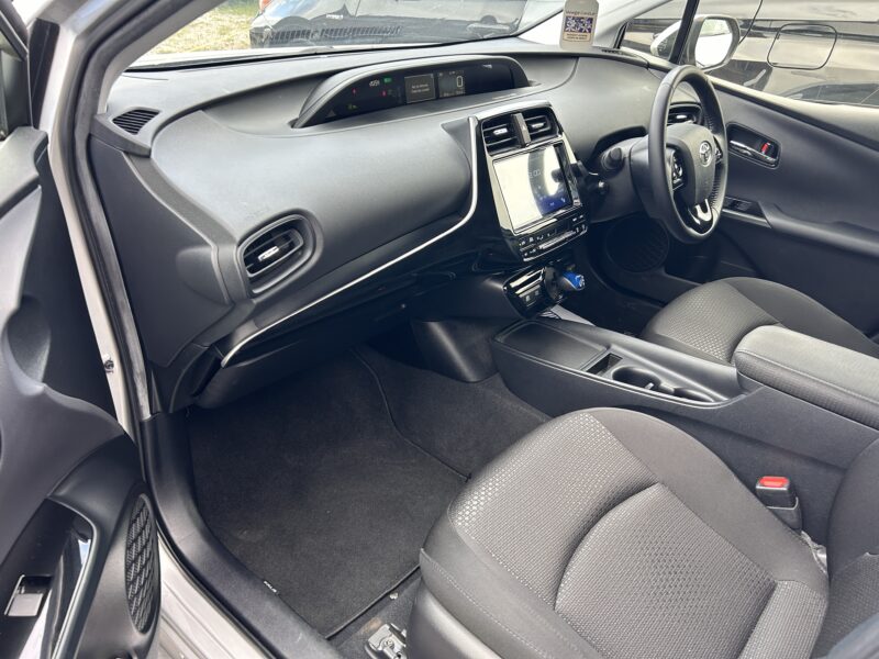 Toyota prius 2021 5 seats hybrid petrol 1.8 euro6