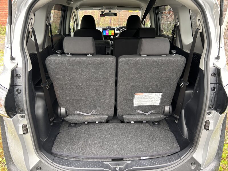 Toyota Sienta 2020 silver 1.5 hybrid MPV