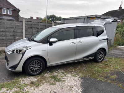 Toyota Sienta 2020 silver 1.5 hybrid MPV