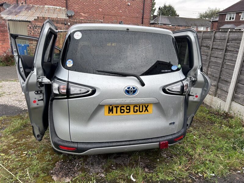 Toyota Sienta 2020 silver 1.5 hybrid MPV