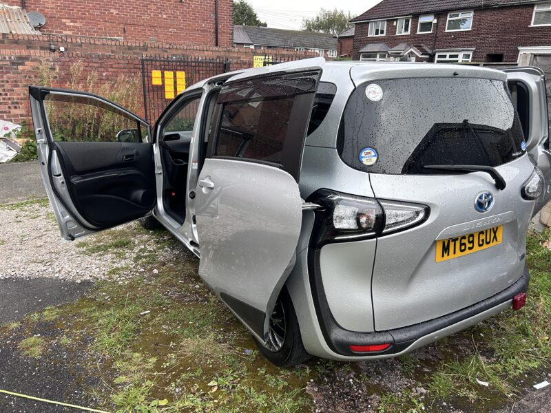 Toyota Sienta 2020 silver 1.5 hybrid MPV