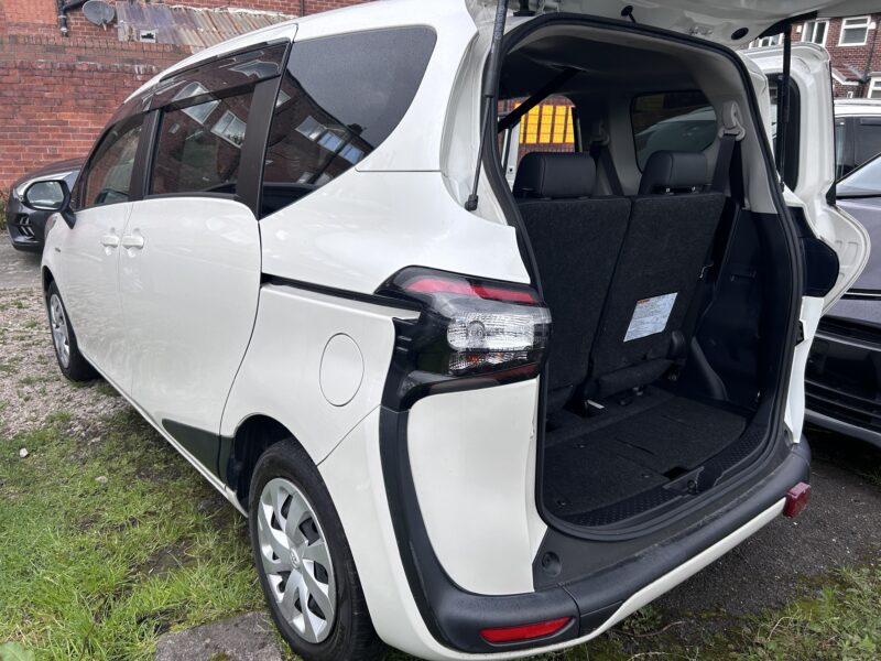 Toyota Sienta Hybrid 2018 white