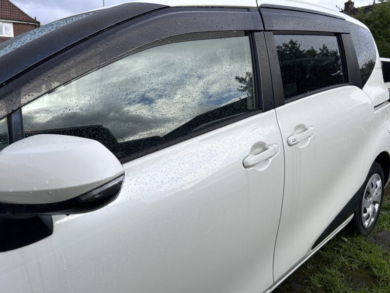 Toyota Sienta Hybrid 2018 white