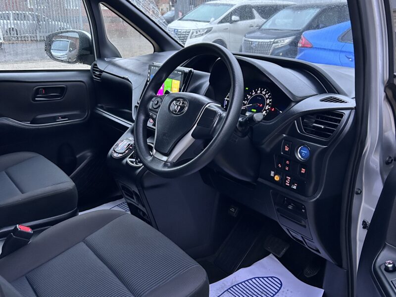 Hybrid Noah 7 seats