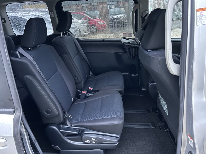 Hybrid Noah 7 seats