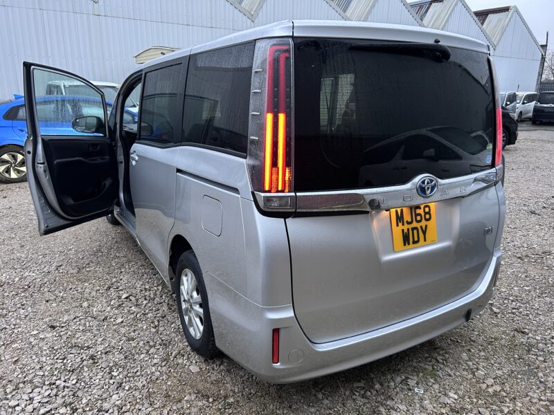 Hybrid Noah 7 seats