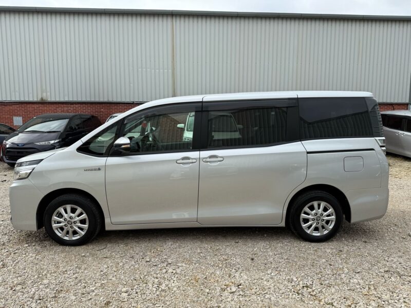 VOXY 2020 hybrid 7 seats