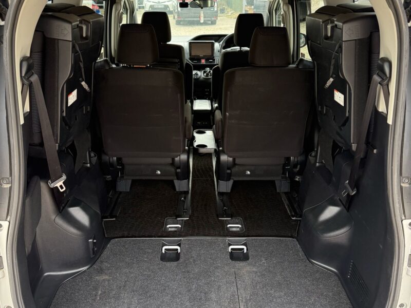 VOXY 2020 hybrid 7 seats