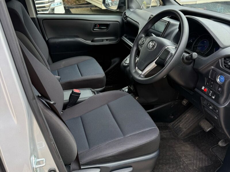 VOXY 2020 hybrid 7 seats