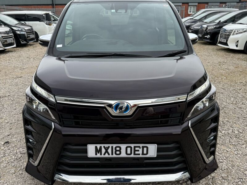 HYBRID VOXY 7 seats