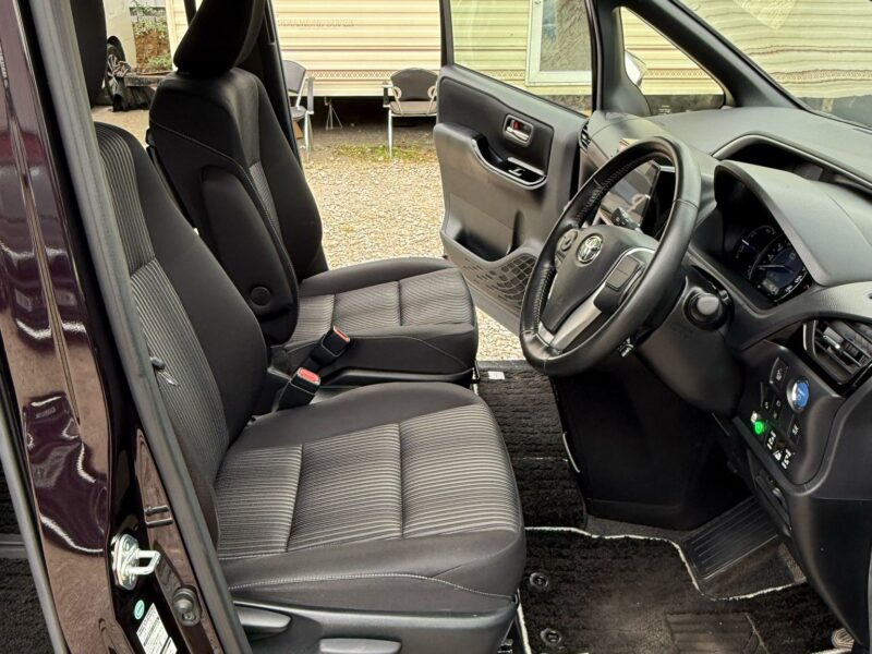 HYBRID VOXY 7 seats