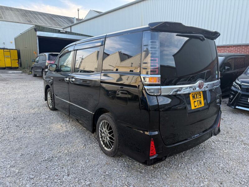 VOXY HYBIRD 7 seats MX19CTM