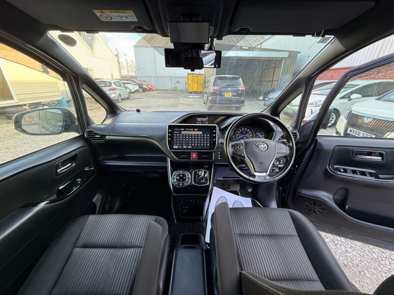 VOXY HYBIRD 7 seats MX19CTM