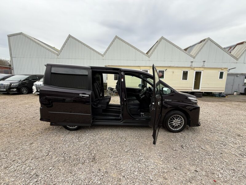 HYBRID VOXY 7 seats