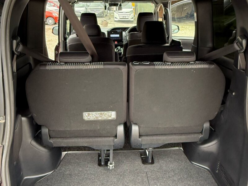 HYBRID VOXY 7 seats