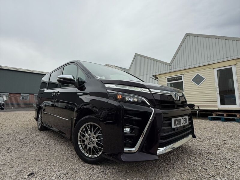 HYBRID VOXY 7 seats