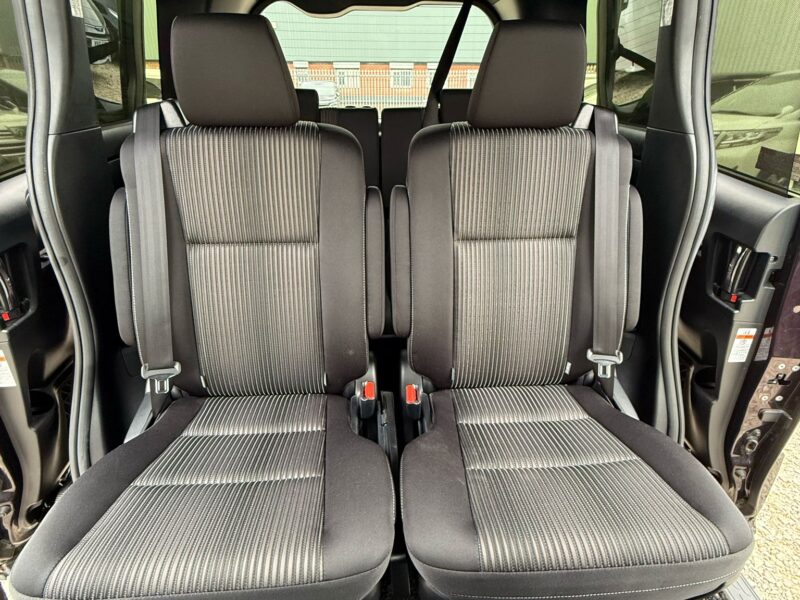 HYBRID VOXY 7 seats