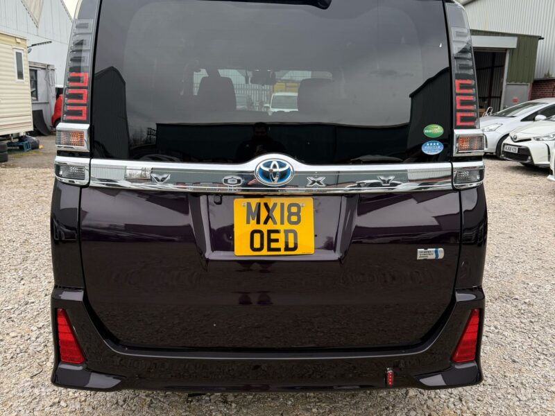 HYBRID VOXY 7 seats