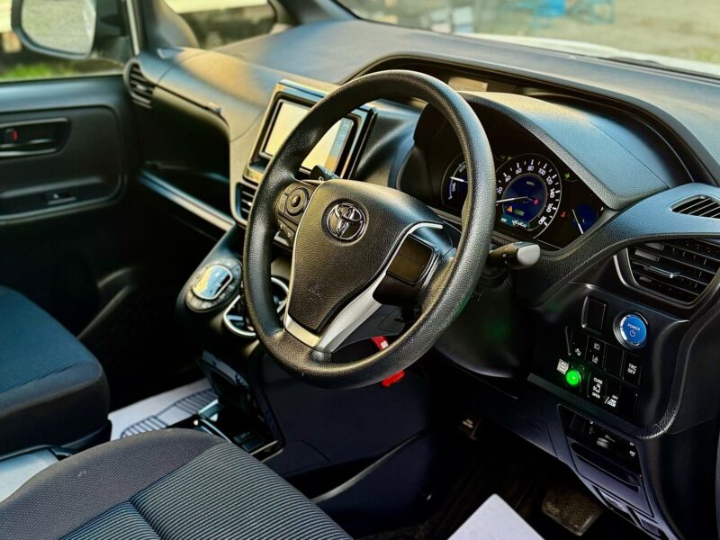 Hybrid voxy 2020