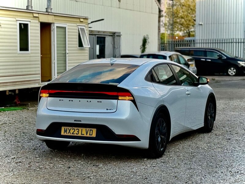 Prius 2023 hybrid 5 seats