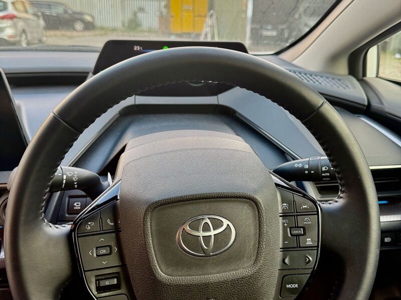 Prius 2023 hybrid 5 seats