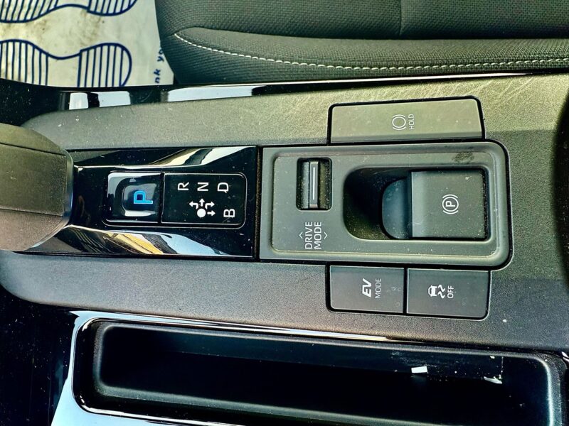 Prius 2023 hybrid 5 seats