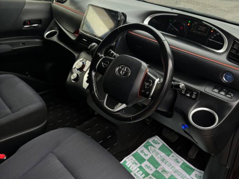 Hybrid toyota Sienta 2017 7 seats