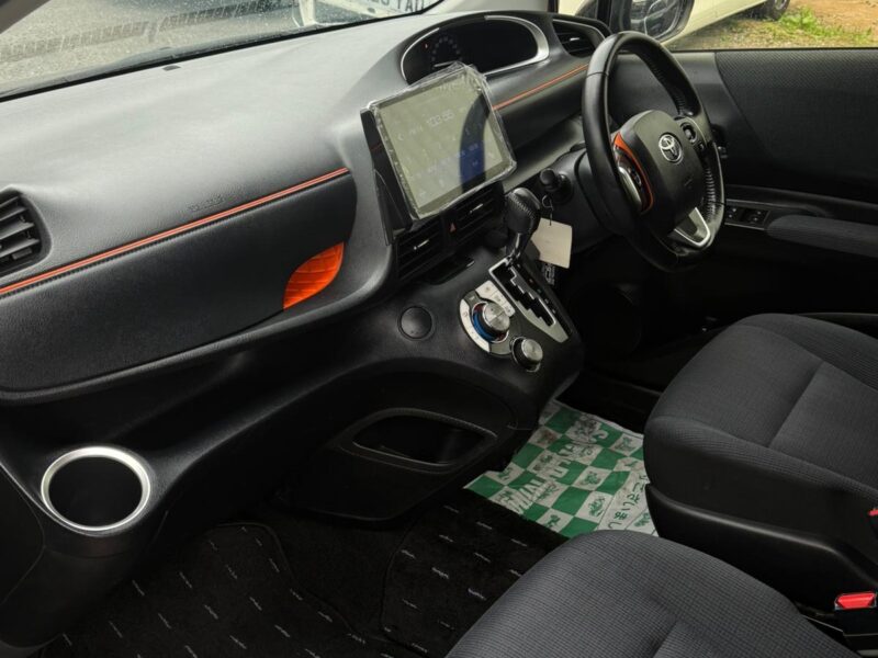 Hybrid toyota Sienta 2017 7 seats