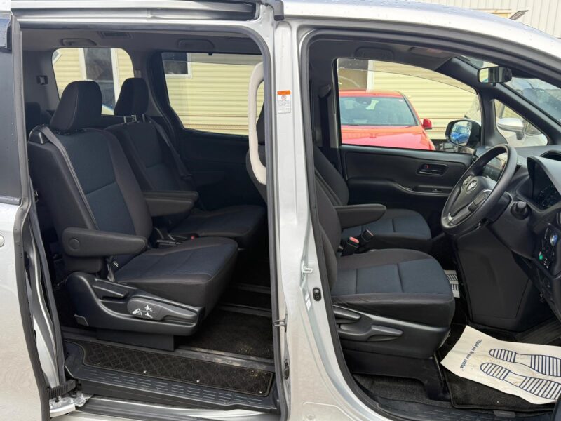 Toyota Voxy 2019 Model Year – Spacious 7 Seater Hybrid for Sale in Manchester, ULEZ Compliant, Euro 6, Ready to Drive Away