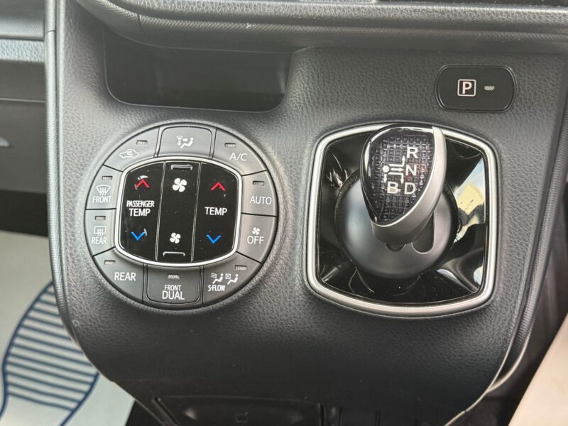 Toyota Voxy 2019 Model Year – Spacious 7 Seater Hybrid for Sale in Manchester, ULEZ Compliant, Euro 6, Ready to Drive Away