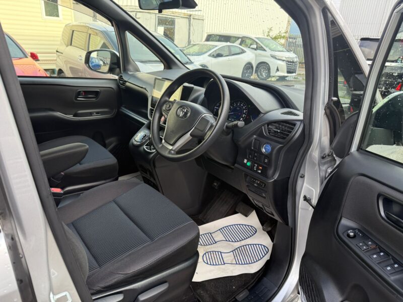 Toyota Voxy 2019 Model Year – Spacious 7 Seater Hybrid for Sale in Manchester, ULEZ Compliant, Euro 6, Ready to Drive Away