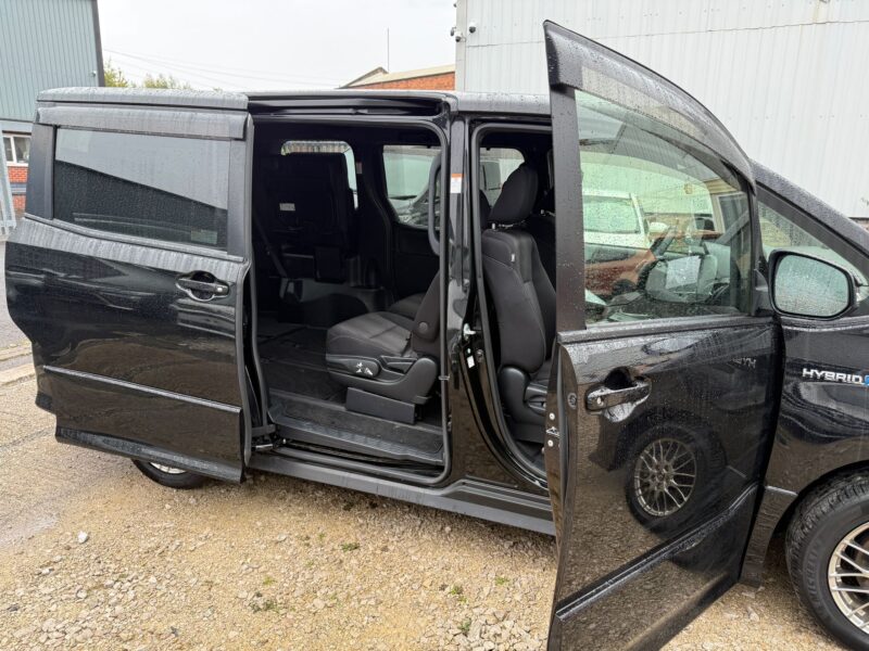 Toyota Voxy 2017 Hybrid 1.8 Automatic | ULEZ Free Euro 6 | Low Mileage | Manchester