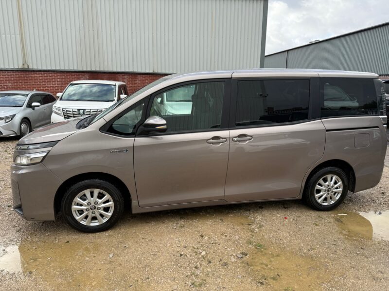 Toyota Voxy Hybrid 1.8 2017 – Family 7 Seater MPV | ULEZ Free | Finance Available | Manchester